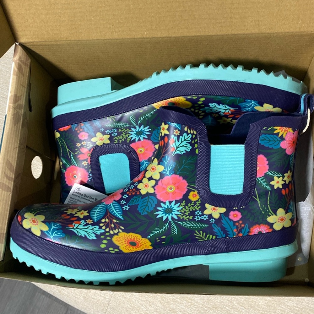 New in Box, never worn! Gardenline boots